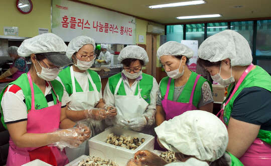 15일 서울 도봉구 노인종합복지관에서 홈플러스 방학점 직원들이 점심 식사를 준비하는 봉사활동을 하고 있다.    홈플러스 제공